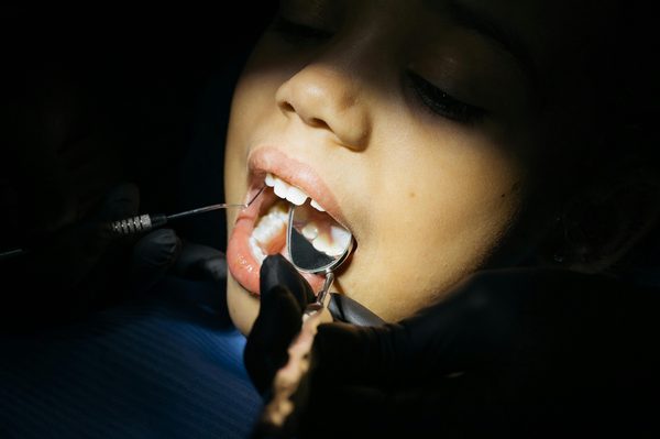 Dentiste à romainville : soins, esthétique et implants au meilleur prix
